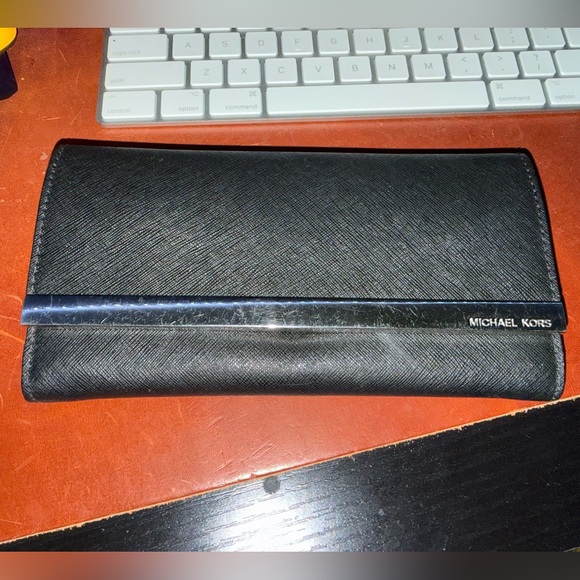 Michael Kors Envelope Wallet - Picture 1 of 6